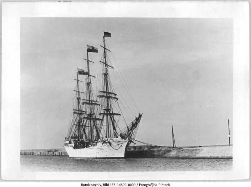 Die Dar Pomorza an der Mole in Warnemünde